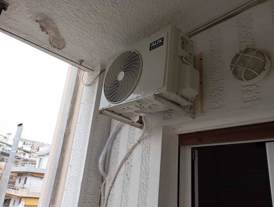 Εξωτερική μονάδα σε μπαλκόνι